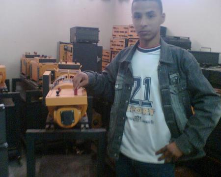 je me pr�sente le noveau technicien d'�lectricit�.